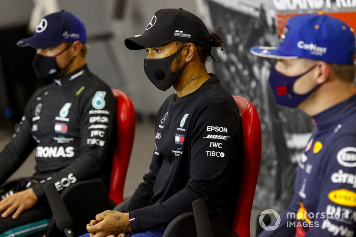 Lewis Hamilton, Mercedes-AMG F1, Valtteri Bottas, Mercedes-AMG F1, Max Verstappen, Red Bull Racing en la conferencia de prensa