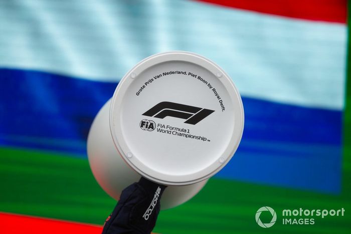 Max Verstappen, Red Bull Racing, 1ª posición, sostiene en alto el trofeo de vencedor.