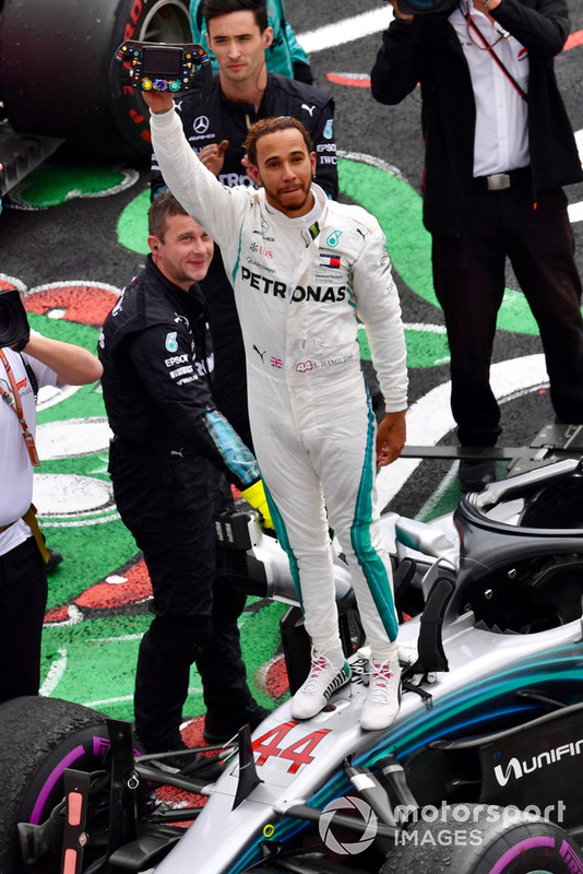 Lewis Hamilton, Mercedes-AMG F1 W09 EQ Power+ celebra en Parc Ferme