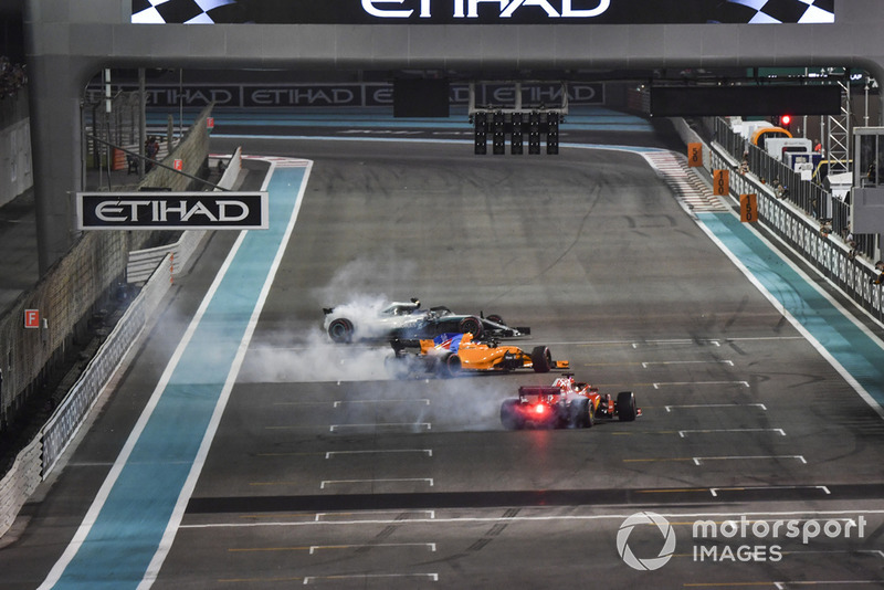 Lewis Hamilton, Mercedes-AMG F1 W09, Sebastian Vettel, Ferrari SF71H e Fernando Alonso, McLaren MCL33, festeggiano con dei donut alla fine della gara