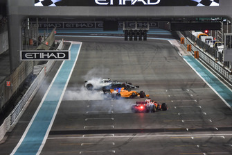 Lewis Hamilton, Mercedes-AMG F1 W09, Sebastian Vettel, Ferrari SF71H e Fernando Alonso, McLaren MCL33, festeggiano con dei donut alla fine della gara