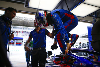 Pierre Gasly, Scuderia Toro Rosso, sort de sa voiture