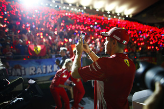 Sebastian Vettel, Ferrari, scatta una foto ai tifosi