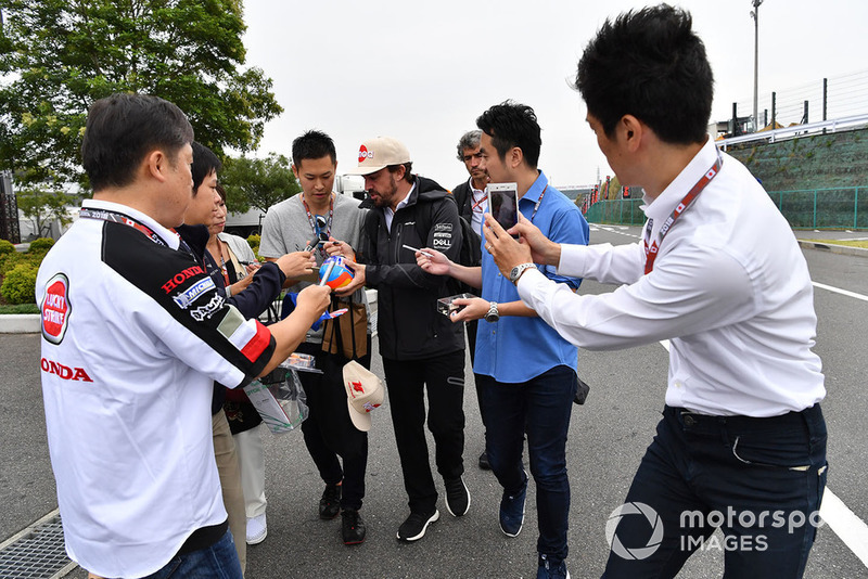 Fernando Alonso, McLaren firma autógrafos para los fans