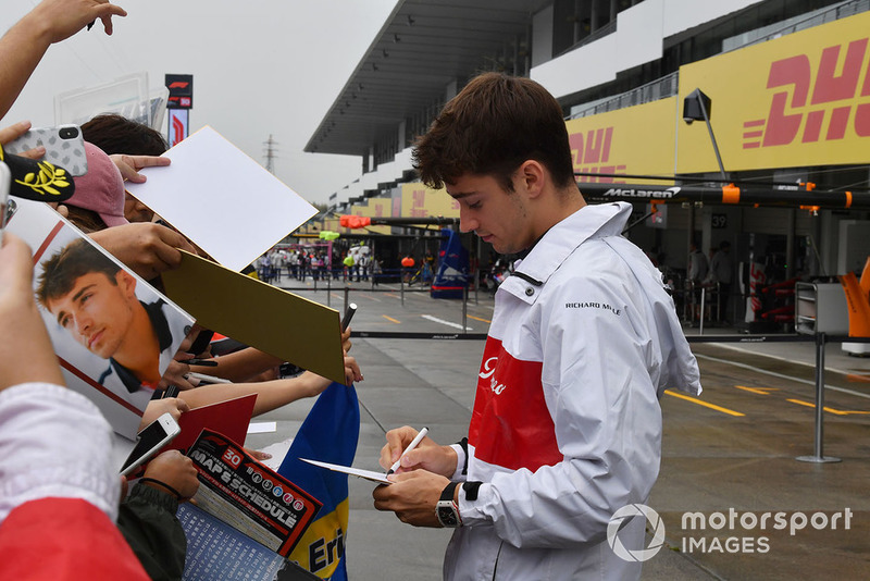 Charles Leclerc, Sauber signs autographs for the fans