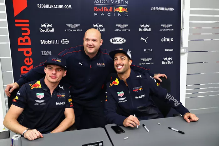 Daniel Ricciardo, Red Bull Racing, y Max Verstappen, Red Bull Racing, posan para una foto con un miembro de Red Bull Racing