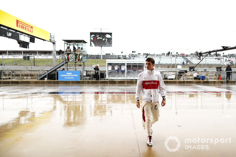 Charles Leclerc, Sauber C37 Ferrari, nella pit lane bagnata