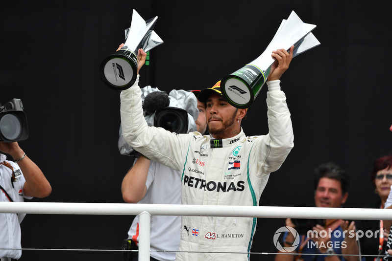 Lewis Hamilton, Mercedes AMG F1, festeggia sul podio con il trofeo