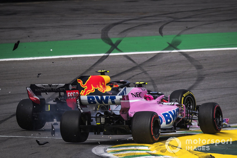 Race leader Max Verstappen, Red Bull Racing RB14 crashes whilst lapping Esteban Ocon, Racing Point Force India VJM11 