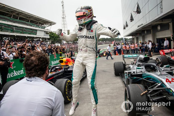 Lewis Hamilton, Mercedes AMG F1 W09 EQ Power+ celebra en Parc Ferme 