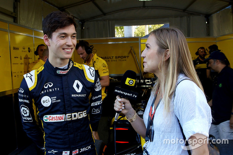 Jack Aitken, Renault F1 Team avec Julia Piquet