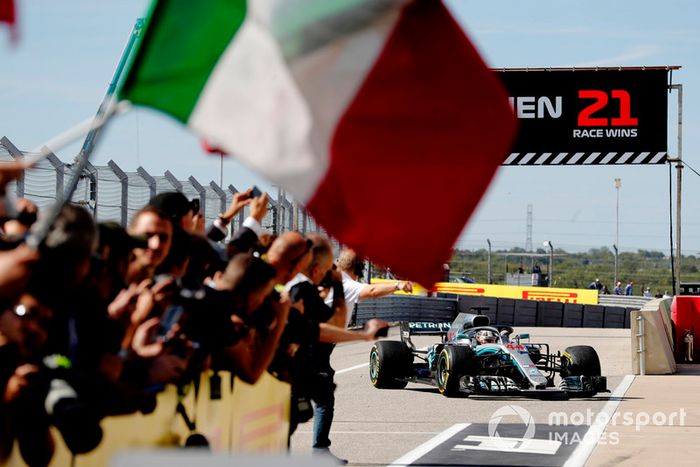 Lewis Hamilton, Mercedes AMG F1 W09 EQ Power +, regresa a Parc Ferme mientras el equipo Ferrari celebra con una bandera italiana