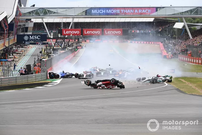 L' incidente alla partenza tra George Russell, Mercedes W13, Zhou Guanyu, Alfa Romeo C42, Alex Albon, Williams FW44, Esteban Ocon, Alpine A522, Yuki Tsunoda, AlphaTauri AT03.