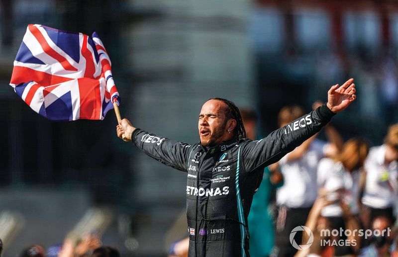 Lewis Hamilton, Mercedes, 1ª posición, celebra tras la carrera con una bandera de la Unión
