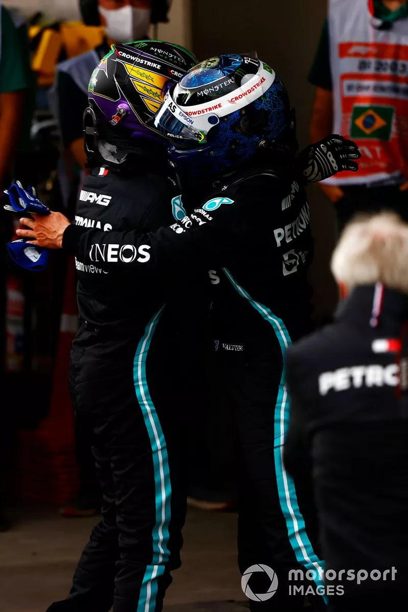 Lewis Hamilton, Mercedes, si congratula con Valtteri Bottas, Mercedes