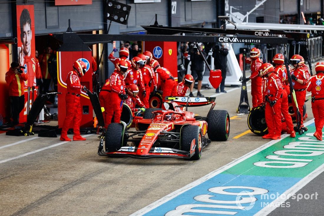 Carlos Sainz, Ferrari SF-24, opuszcza boks