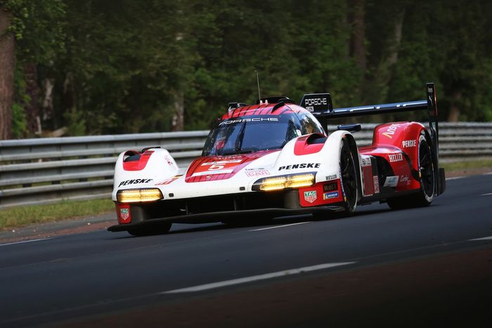 #5 Porsche Penske Motorsport Porsche 963 de Matt Campbell, Michael Christensen, Frederic Makowiecki