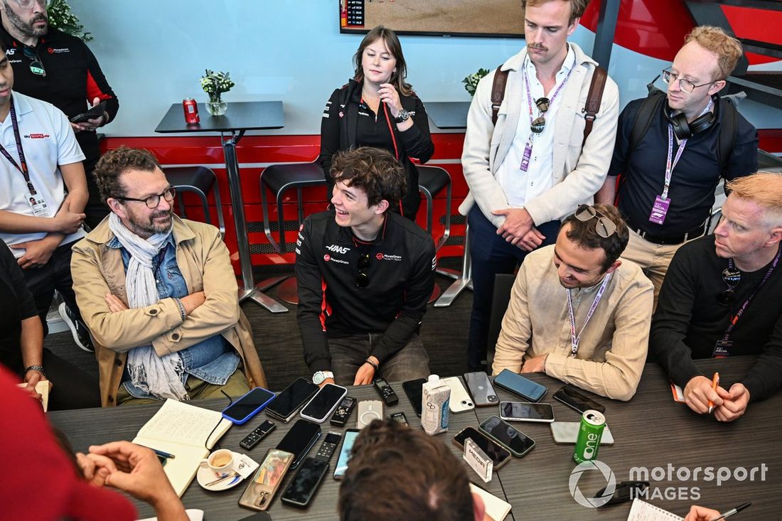 Oliver Bearman, Haas F1 Team, rozmawia z prasą 