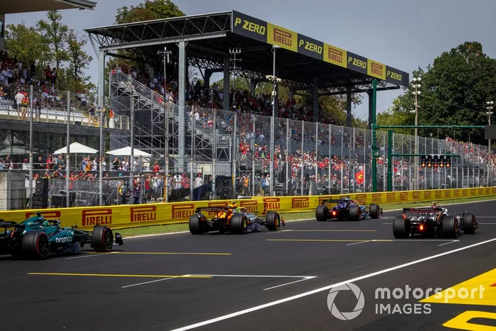 Daniel Ricciardo, RB F1 Team VCARB 01, Nico Hulkenberg, Haas VF-24, Lando Norris, McLaren MCL38, Lance Stroll, Aston Martin AMR24, practican sus procedimientos de salida de carrera al final de la FP3.