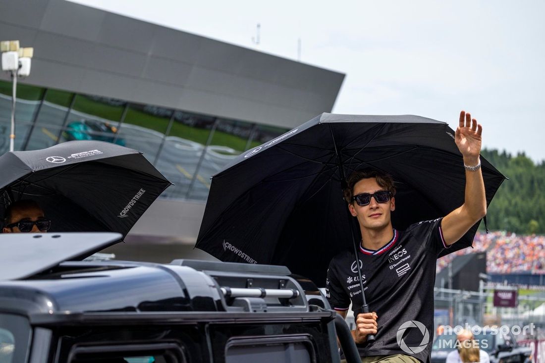 George Russell, Mercedes-AMG F1 Team, podczas parady kierowców
