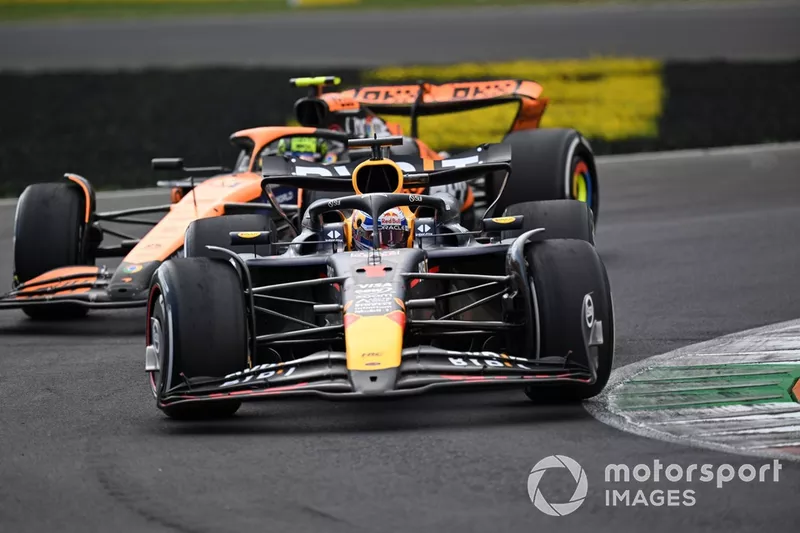 Max Verstappen, Red Bull Racing RB20 se défend contre Lando Norris, McLaren MCL38 