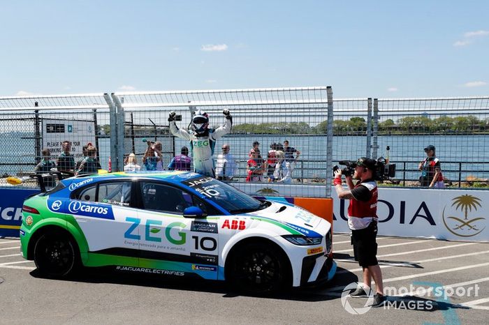 Sérgio Jimenez, Jaguar Brazil Racing celebrates victory in parc ferme