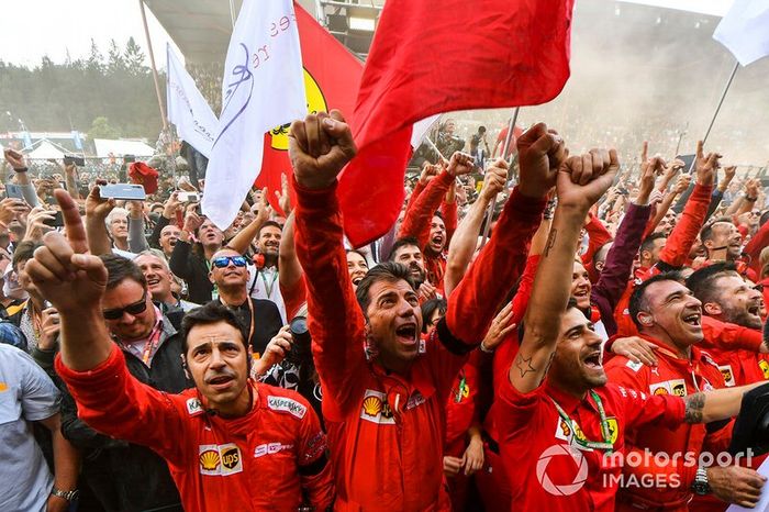 El equipo Ferrari celebra bajo el podio