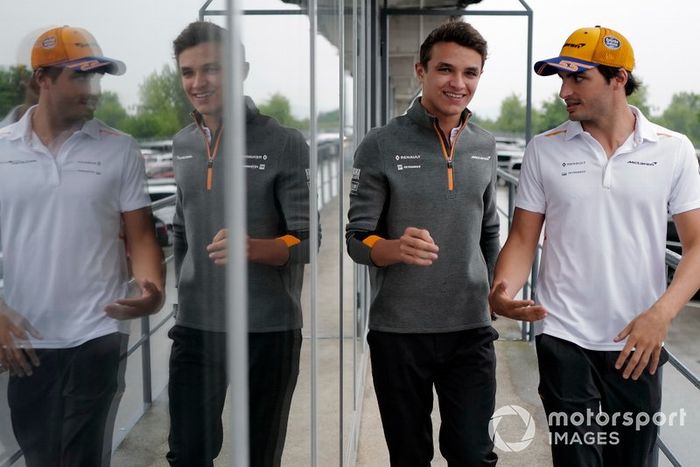 Lando Norris, McLaren, y Carlos Sainz Jr., McLaren