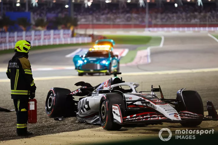 Esteban Ocon, Haas F1 Team choca el coche