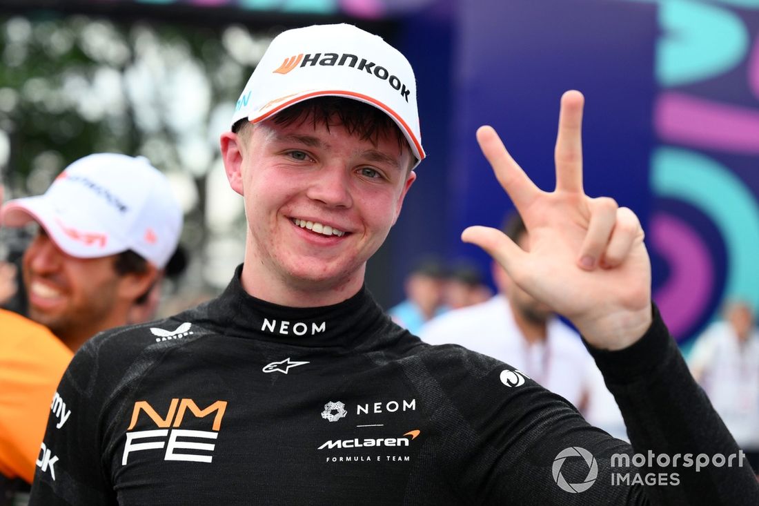 El tercer clasificado Taylor Barnard , NEOM McLaren Formula E Team celebra en parc ferme