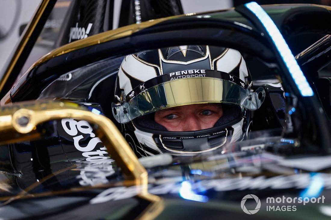 Maximilian Gunther, de Alemania y DS Penske, observa mientras se prepara para conducir el coche.