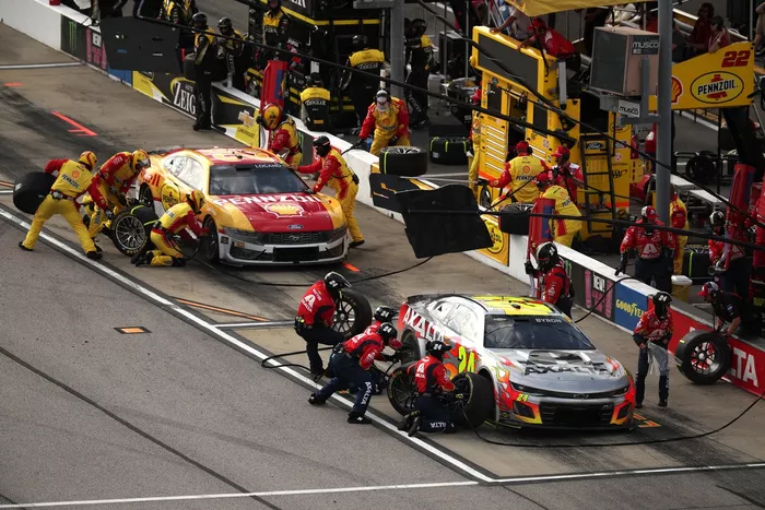 William Byron, Hendrick Motorsports Chevrolet, Joey Logano, Team Penske Ford