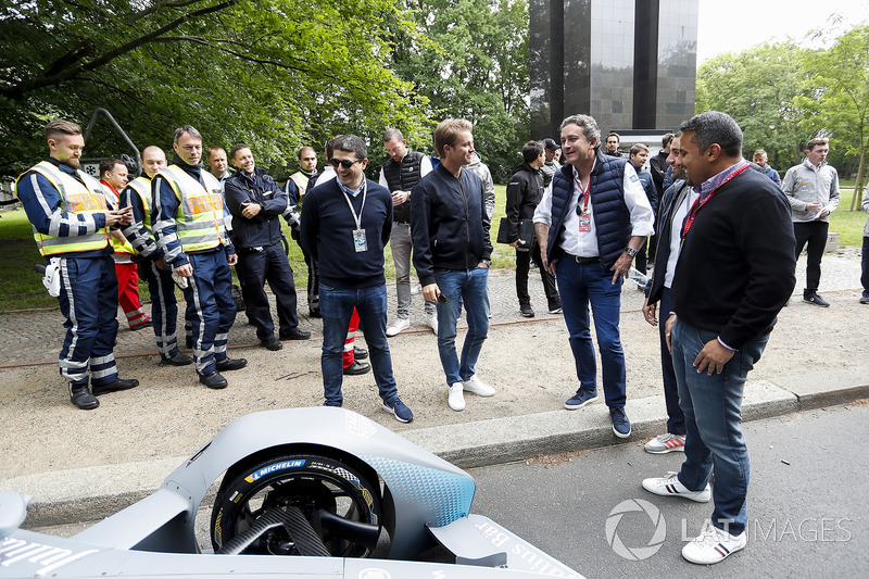 Persiapan sebelum uji coba mobil generasi kedua Formula E