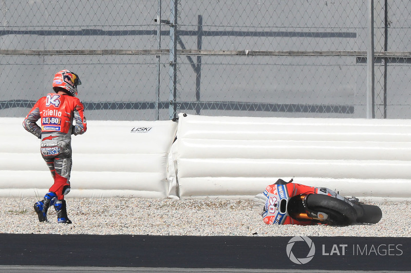 Andrea Dovizioso, Ducati Team, tras caerse