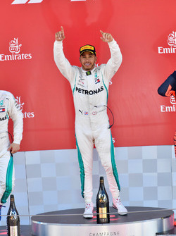 Yarışın kazananı Lewis Hamilton podyumda kutlama yapıyor, Mercedes-AMG F1