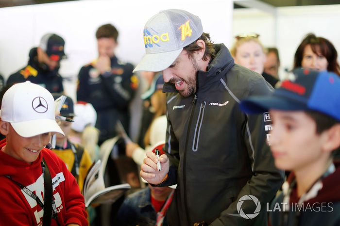 Fernando Alonso, McLaren, se encuentra con los niños de la grilla