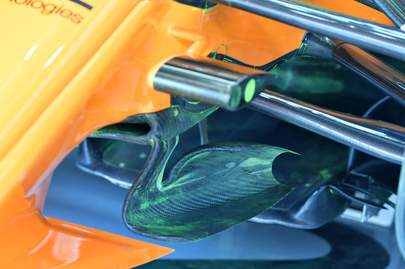 McLaren MCL33 suspensión delantera y detalle aerodinámico con parafina