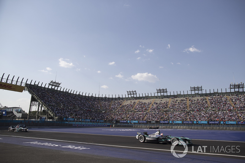 Nelson Piquet Jr., Jaguar Racing, leadsMitch Evans, Jaguar Racing