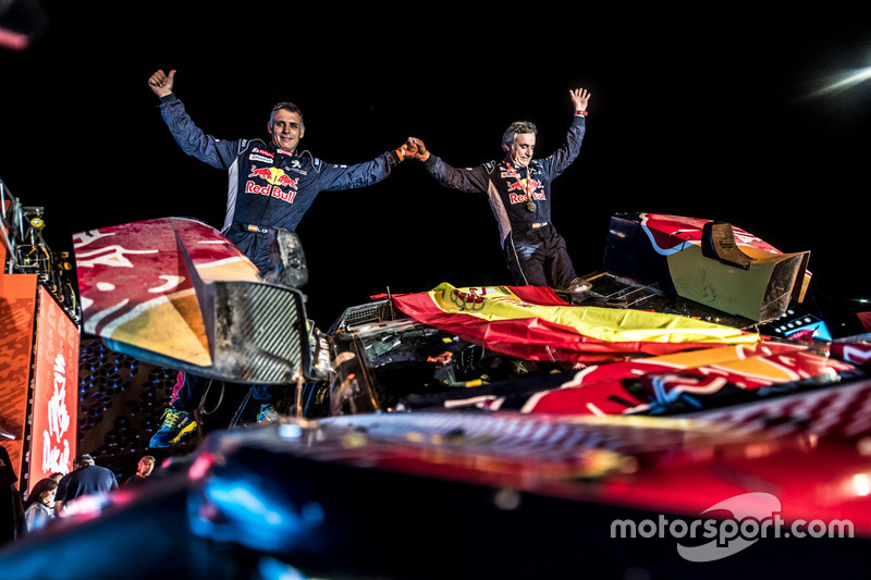 Winner #303 Peugeot Sport Peugeot 3008 DKR: Carlos Sainz, Lucas Cruz