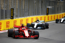 Sebastian Vettel, Ferrari SF71H, voor Lewis Hamilton, Mercedes AMG F1 W09, en Valtteri Bottas, Mercedes AMG F1 W09