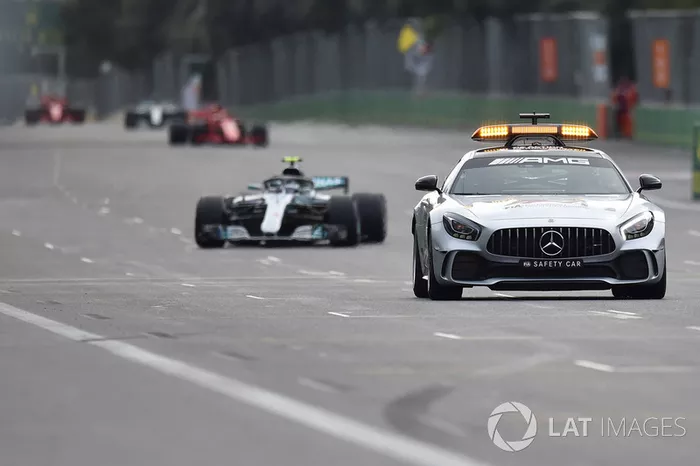 Vettel ziet de overwinning door zijn vingers glippen