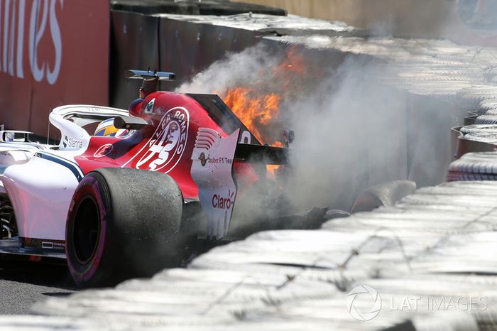 Marcus Ericsson, Sauber C37 choca en la PL1 y se incendia