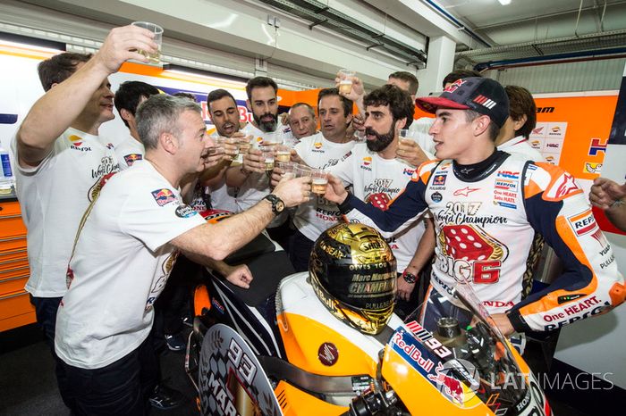 Campeón del mundo Marc Márquez, Repsol Honda Team celebra con el equipo