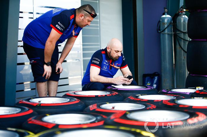 Los ingenieros de Scuderia Toro Rosso etiquetan las llantas blandas y supersoft Pirelli en el pitlane