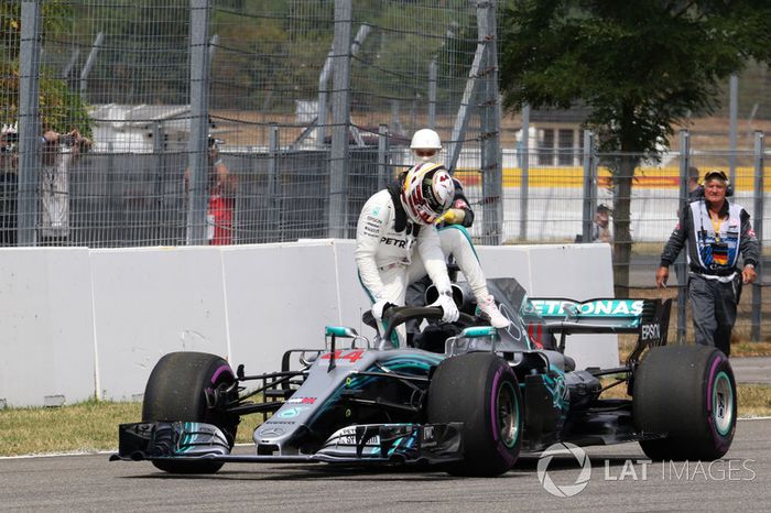 Lewis Hamilton, Mercedes-AMG F1 W09, se detiene en pista