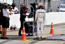 Lewis Hamilton, Mercedes-AMG F1 camina después de detenerse en la pista