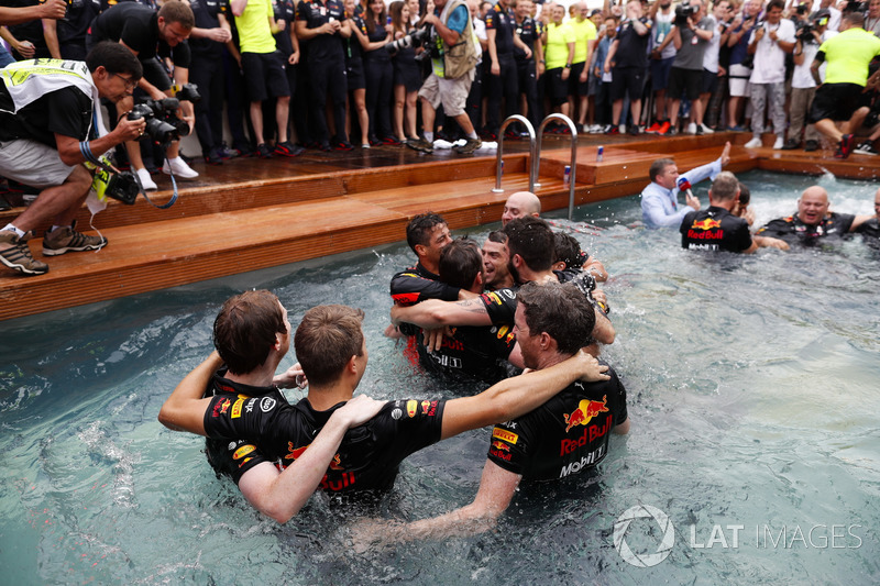 Daniel Ricciardo, Red Bull Racing, celebra la victoria en la piscina de la estación Red Bull Energy con el diseñador de miembros del equipo Rob Marshall, director de ingeniería, Red Bull Racing