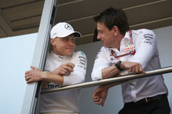 Valtteri Bottas, Mercedes AMG F1, con Toto Wolff, Direttore Esecutivo (Business), Mercedes AMG
