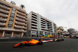 Fernando Alonso, McLaren MCL33, voor Carlos Sainz Jr., Renault Sport F1 Team R.S. 18