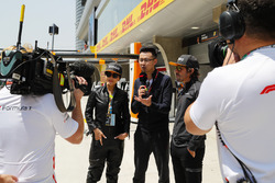 L'actrice Carina Lau et Fernando Alonso, McLaren, sont interviewés